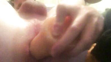 Spalanco la "figa" del mio ragazzo con un dildo