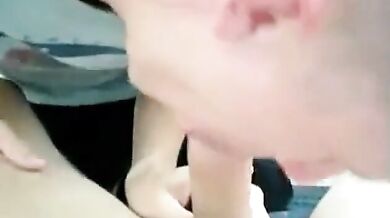 Tizio amatoriale succhia il cazzo e si riempie la bocca di sperma