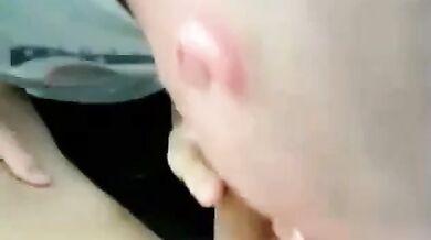 Tizio amatoriale succhia il cazzo e si riempie la bocca di sperma