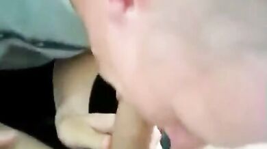 Tizio amatoriale succhia il cazzo e si riempie la bocca di sperma