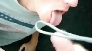 Tizio amatoriale succhia il cazzo e si riempie la bocca di sperma