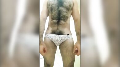 Muscle Man accarezza il suo grosso cazzo e sborra copiosamente