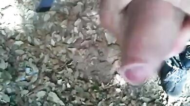 Uomo Barbuto che si masturba all'aperto