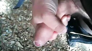 Uomo Barbuto che si masturba all'aperto