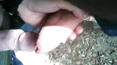 Uomo Barbuto che si masturba all'aperto