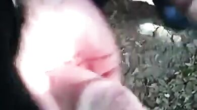 Uomo Barbuto che si masturba all'aperto