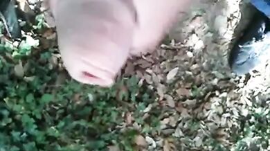 Uomo Barbuto che si masturba all'aperto