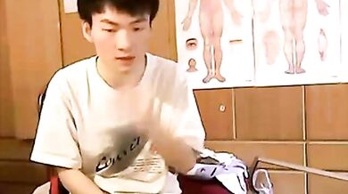 Ragazzo asiatico gioca con il culo in webcam