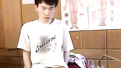 Ragazzo asiatico gioca con il culo in webcam