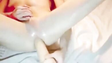 Twink oliato si masturba con un dildo gigante