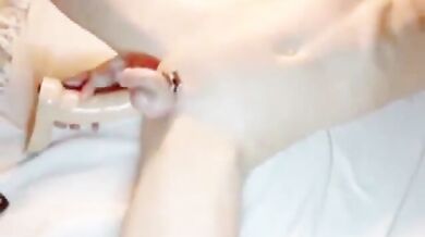 Twink oliato si masturba con un dildo gigante