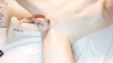 Twink oliato si masturba con un dildo gigante