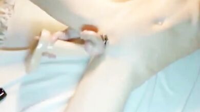 Twink oliato si masturba con un dildo gigante