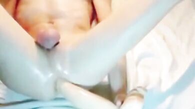 Twink oliato si masturba con un dildo gigante