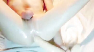 Twink oliato si masturba con un dildo gigante
