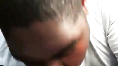 Ragazzo nero mi succhia a secco nella sua macchina