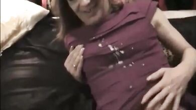 Crossdresser inzuppato di sperma