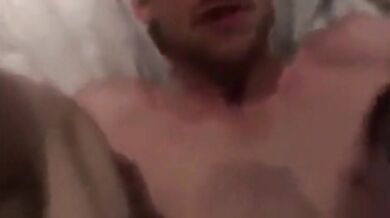 Sesso anale senza preservativo tra zio e nipote