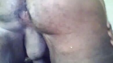 Gay nero grasso gioca con il culo da solo