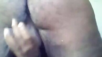 Gay nero grasso gioca con il culo da solo