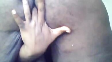 Gay nero grasso gioca con il culo da solo