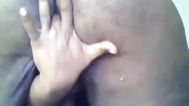 Gay nero grasso gioca con il culo da solo