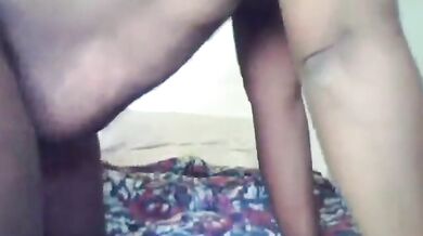 Gay nero grasso gioca con il culo da solo