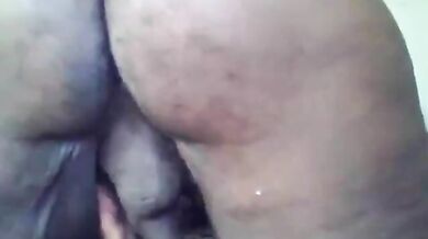 Gay nero grasso gioca con il culo da solo