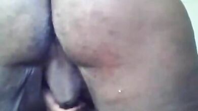 Gay nero grasso gioca con il culo da solo