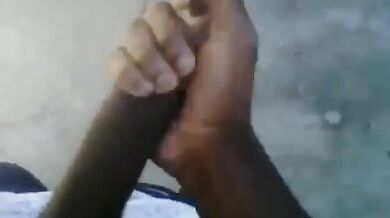 Nero dal cazzo enorme si masturba e viene all'aperto