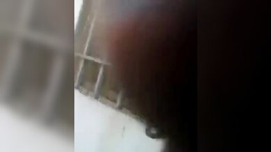 Nero dal cazzo enorme si masturba e viene all'aperto