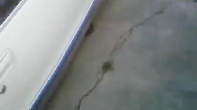 Nero dal cazzo enorme si masturba e viene all'aperto