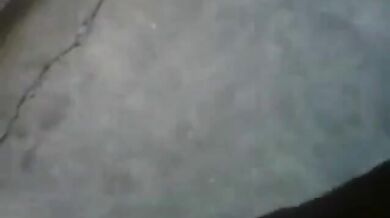 Nero dal cazzo enorme si masturba e viene all'aperto