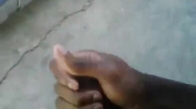 Nero dal cazzo enorme si masturba e viene all'aperto