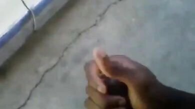 Nero dal cazzo enorme si masturba e viene all'aperto