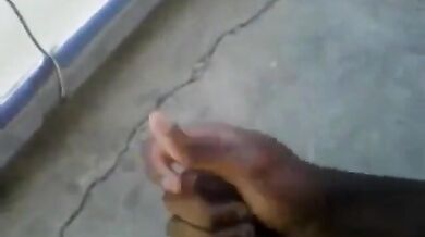 Nero dal cazzo enorme si masturba e viene all'aperto