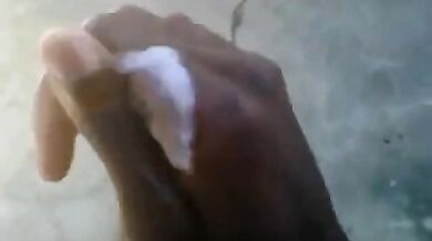 Nero dal cazzo enorme si masturba e viene all'aperto