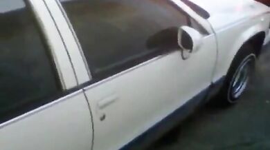 Nero dal cazzo enorme si masturba e viene all'aperto