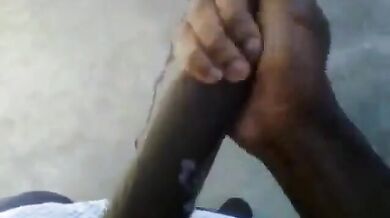 Nero dal cazzo enorme si masturba e viene all'aperto