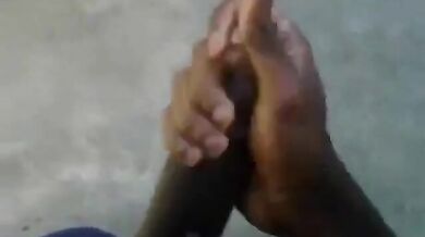 Nero dal cazzo enorme si masturba e viene all'aperto