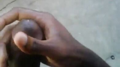 Nero dal cazzo enorme si masturba e viene all'aperto