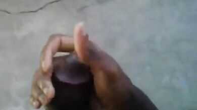 Nero dal cazzo enorme si masturba e viene all'aperto