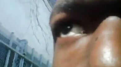 Nero dal cazzo enorme si masturba e viene all'aperto