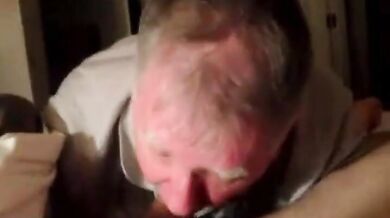 Nonno succhia un giovane cazzo