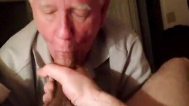 Nonno succhia un giovane cazzo