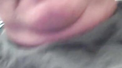 Orso amatoriale baffuto succhia il cazzo di papà