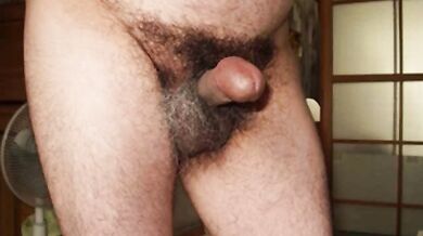 Il pene piccolo di un giapponese maturo