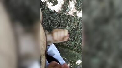 Vecchio succhia giovane cazzo all'aperto