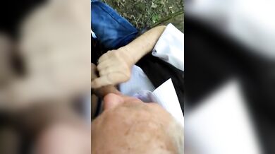 Vecchio succhia giovane cazzo all'aperto