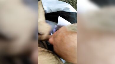 Vecchio succhia giovane cazzo all'aperto